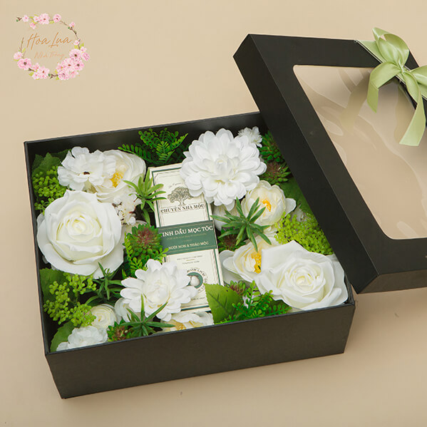 hộp hoa với quà tặng